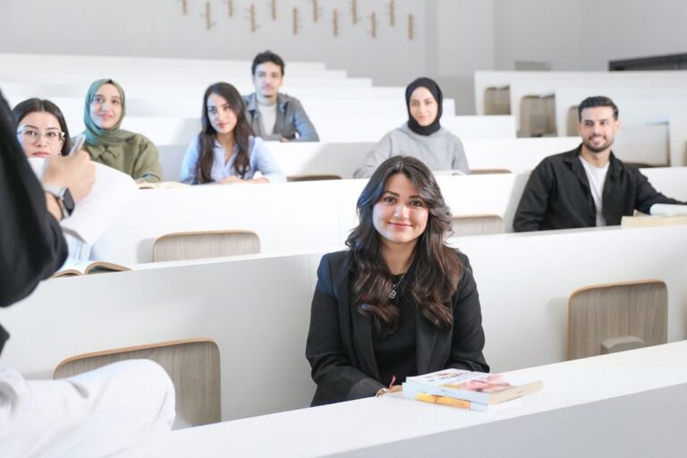 Des étudiants assis dans les rangées d'un amphithéâtre pendant un cours